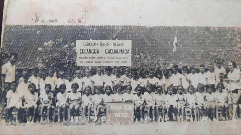 DULU: Sejumlah siswa berfoto bersama di depan Sekolah Rakyat Erlangga Gadjahmada pada tahun 1970-an.