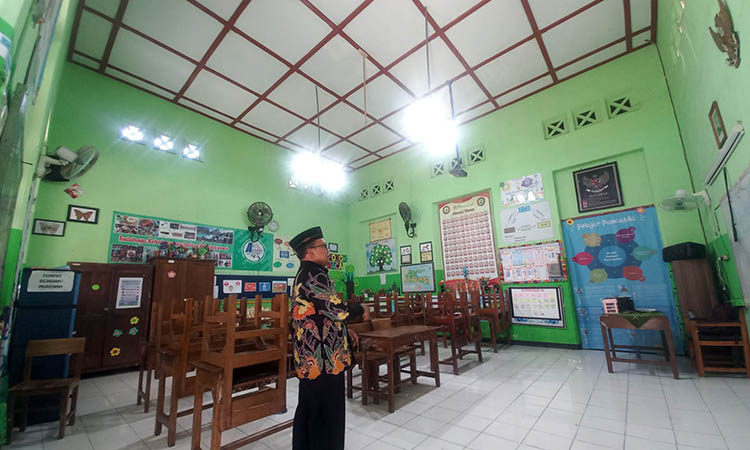 KINI: Koordinator Humas SD Negeri Sukabumi 2, Akhmad Baktiyar Zamzami saat berada di ruang kelas 4A yang diduga pernah menjadi ruang penyimpanan amunisi.