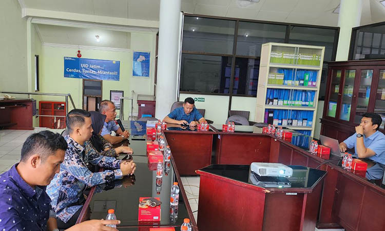 BAHAS: Dinas Perhubungan Kabupaten Probolinggo beserta PLN melakukan rekonsiliasi fluktuasi tagihan pembayaran PJU, di Kantor ULP Probolinggo, Jumat (23/5).