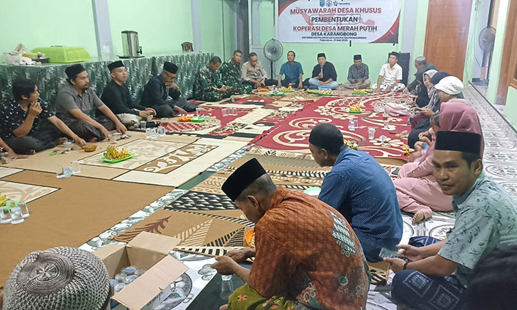 RAPAT: Pembentukan Kopdes merah putih dilaksanakan melalui Musdesus. Salah satunya di Desa Karangbkng, Kecamatan Pajarakan.