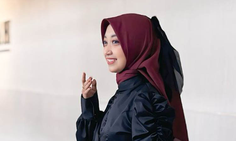 MENGGEMASKAN: Ega Ayuni menggunakan bros jilbab model pita warna hitam. Bros jilbab model pita membuat pemakainya terlihat menggemaskan karena modelnya yang lucu.