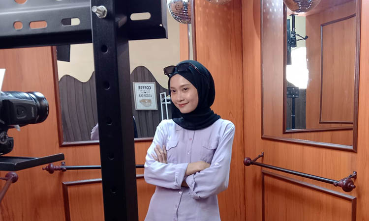 BERPOSE: Pengunjung yang melakukan self photo di ruang studio foto. Berpose dengan cantik dan gembira!