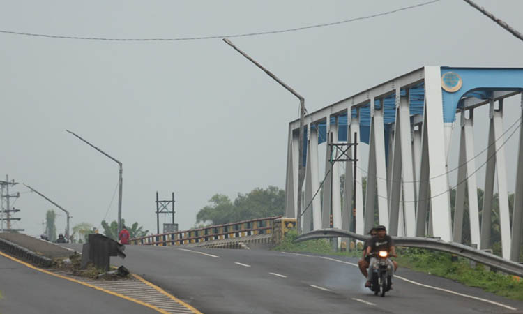SEDOT LISTRIK: Lampu penerangan di wilayah Tongas, Kabupaten Probolinggo. Hampir tiap bulan Pemkab Probolinggo membayar miliaran untuk listrik PJU.