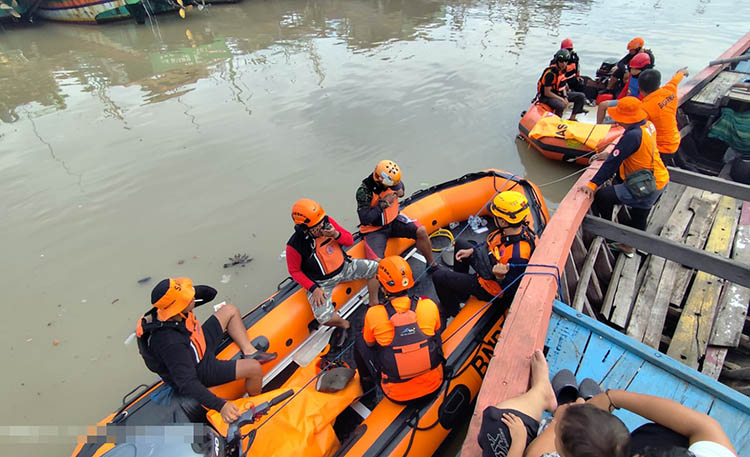 DIHENTIKAN: Pencarian oleh Tim SAR Gabungan dengan menyisir perairan Pasuruan. Hingga hari ke tujuh, pencarian tak kunjung membuahkan hasil, sehingga operasi ditutup.