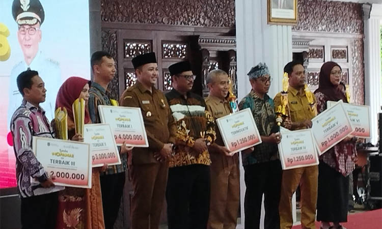 Bupati Pasuruan HM Rusdi Sutejo bersama para pemenang lomba Inopamas 2025 kategori pendidikan dan pembelajaran di pendapa Nyawiji Ngesti Wenganing Gusti, Selasa (26/5) pagi.