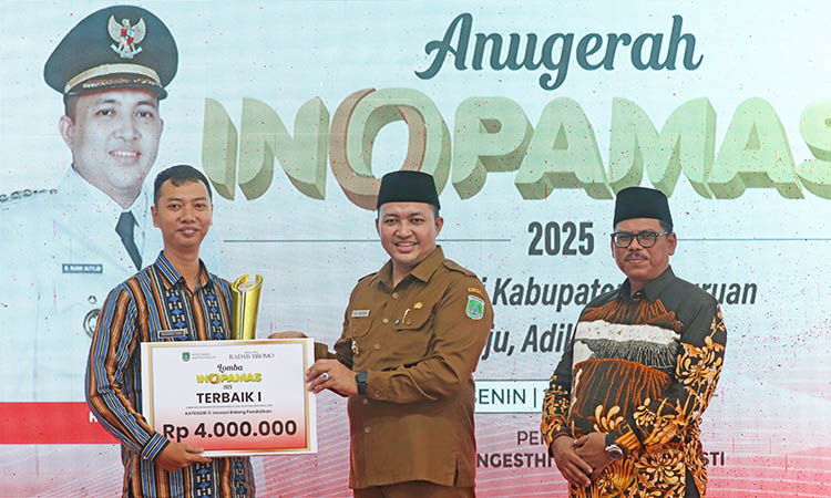 SENANG: Mochamad Yusuf menerima trofi dari Bupati Pasuruan Rusdi Sutejo yang didampingi Ketua DPRD Samsul Hidayat di pendapa, Senin (26/5).