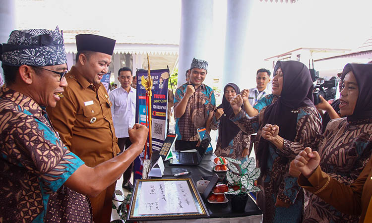 SEMANGAT: Bupati Pasuruan HM Rusdi Sutejo disambut yel-yel saat mengunjungi stan pameran Tutur Smart Link milik SDN Tutur II jelang penghargaan INOPAMAS Seni