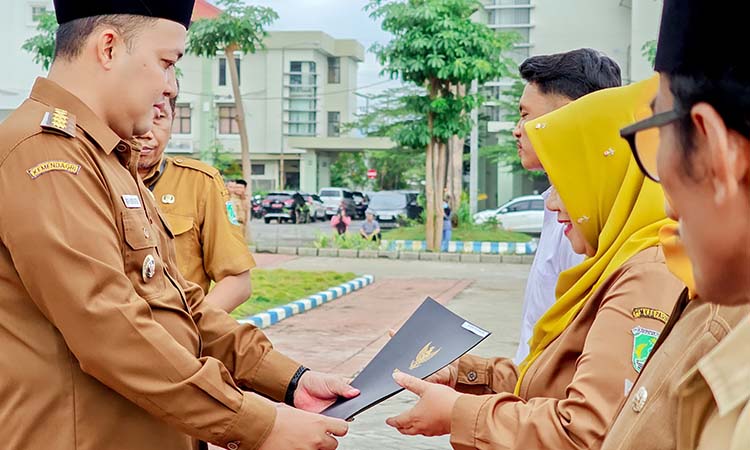 SERAHKAN: Bupati Pasuruan, HM Rusdi Sutejo saat menyerahkan SK CPNS formasi tahun anggaran 2024 secara simbolis kepada lima perwakilan.