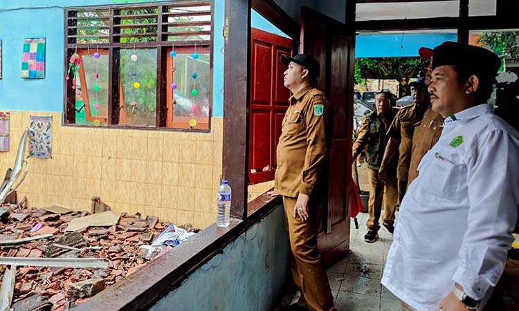 CEK: Bupati Pasuruan, HM Rusdi Sutejo saat mengecek ruang kelas SDN Petung III yang ambruk.