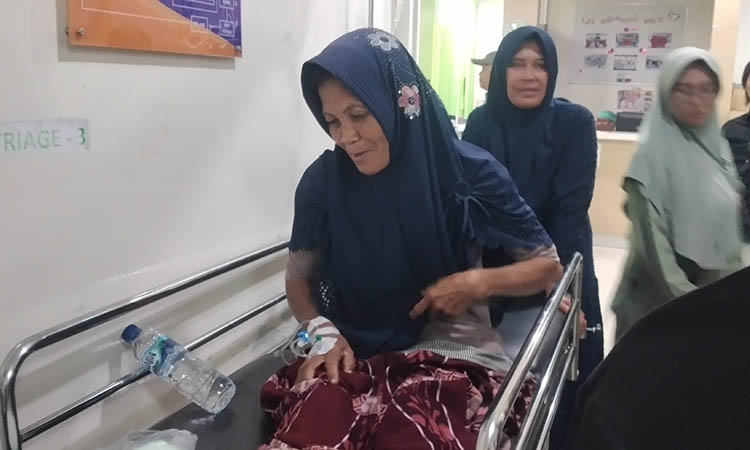 SEMPAT PINGSAN: Sayati saat mendapat perawatan di RSUD Grati usai terkena peluru nyasar, Selasa (27/5) pagi.