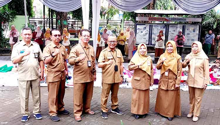 FOTO BERSAMA: Kepala Disdikbud Kota Probolinggo Dr. Siti Romlah didampingi para kepala bidang, penilik, dan pengawas berfoto bersama di depan peserta Lomba Mewarnai.