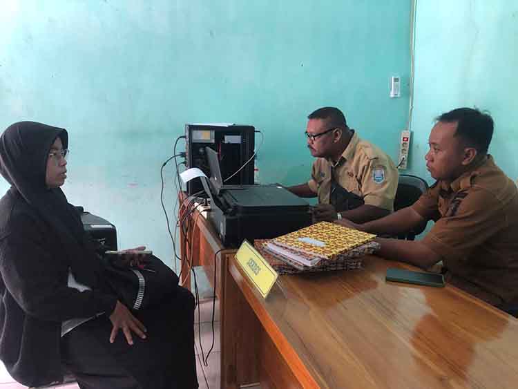 PUAS: Kepala Desa Kramat Agung Abdullah memberikan pelayanan terhadap salah seorang warganya di Balai Desa Kramat Agung.