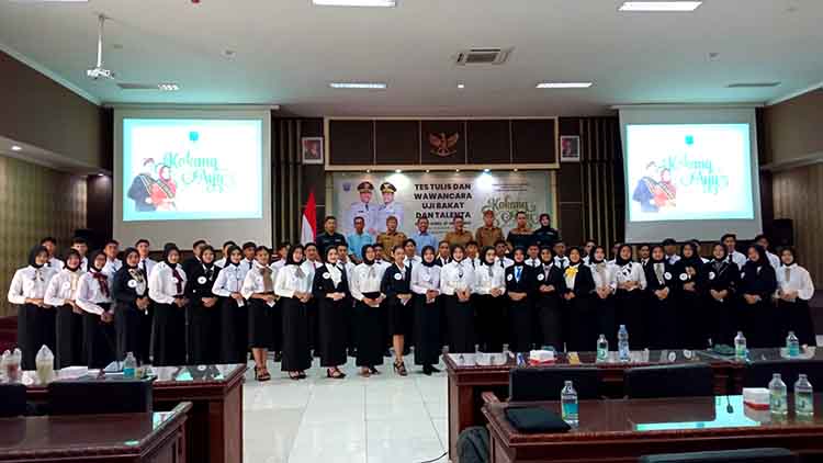 BERSAMA: Sejumlah 25 pasang peserta yang lolos Semifinalis Kakang-Ayu Tahun 2025 berfoto bersama Bupati Probolinggo dr. Mohammad Haris dan kepala Dispopar Heri Mulyadi, Senin (27/5).