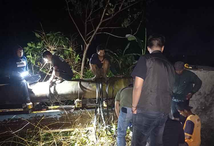 PERBAIKAN: Petugas Perumdam Bayuangga Kota Probolinggo memperbaiki pipa JDU yang bocor di Kecamatan Tegalsiwalan, Kabupaten Probolinggo, Selasa (27/5).