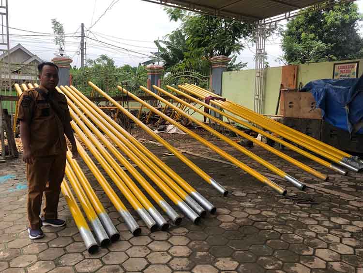 TERANG: Sejumlah tiang PJU siap dipasang di sejumlah titik di Desa Kramat Agung, untuk menerangi jalan-jalan desa.
