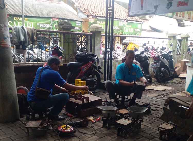 DITERA: Puluhan timbangan milik pedagang di Pasar Ketapang, Kota Probolinggo dan sekitarnya, ditera ulang Selasa (27/5).