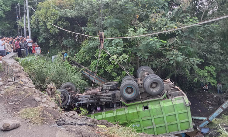 Selama kecelakaan hingga proses evakuasi, arus lalu lintas sempat tersendat.