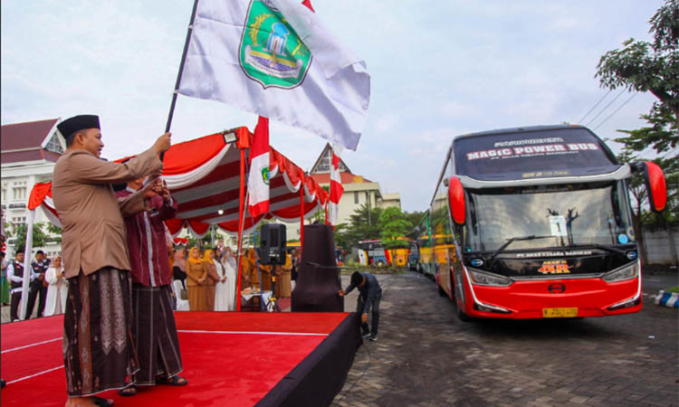 BERANGKATKAN : Bupati Mas Rusdi dan Wabup Gus Shobih melepas jamaah haji Kabupaten Pasuruan dari kloter 89, Selasa (27/5).