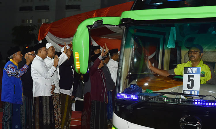 LEPAS : Pemberangkatan kloter jamaah haji kloter 87 dan kloter 88, Selasa (27/5).