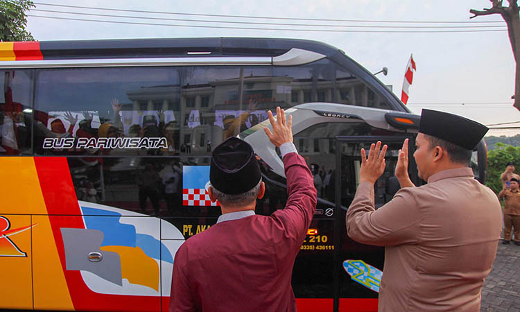 SELAMAT JALAN : Bupati Mas Rusdi dan Wabup Gus Shobih menyapa salah satu bus rombongan haji dari kloter 89, Selasa (27/5).