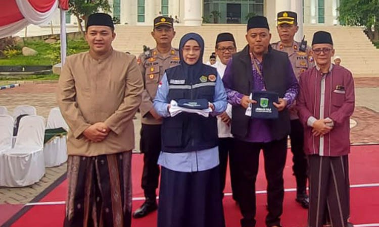 KENANGAN : Penyerahan kenang-kenangan kepada perwakilan jamaah haji. Masing-masing Direktur RSUD Grati,  drg.Retno Dyah Lestari dan Wakil Ketua Bidang Hukum dan Investasi TP3D Kabupaten Pasuruan, Sury