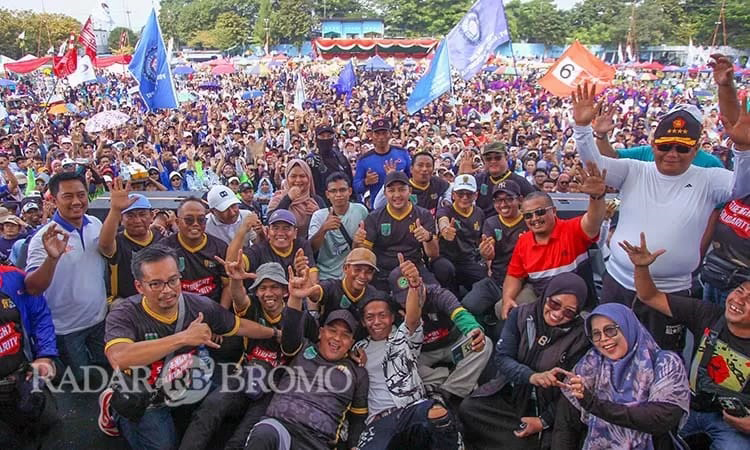 RANGKUL SEMUA ELEMEN: Bupati Pasuruan H.M. Rusdi Sutejo dan Wakil Bupati Pasuruan H.M. Shobih Asrori bersama buruh dan pengusaha pada Peringatan Hari Buruh 1 Mei kemarin
