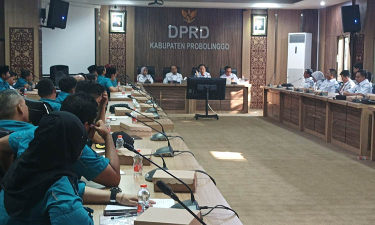 DENGAR PENDAPAT: Puluhan anggota PAPDESI Kabupaten Probolinggo saat rapat dengar pendapat bersama komisi 1 DPRD setempat.