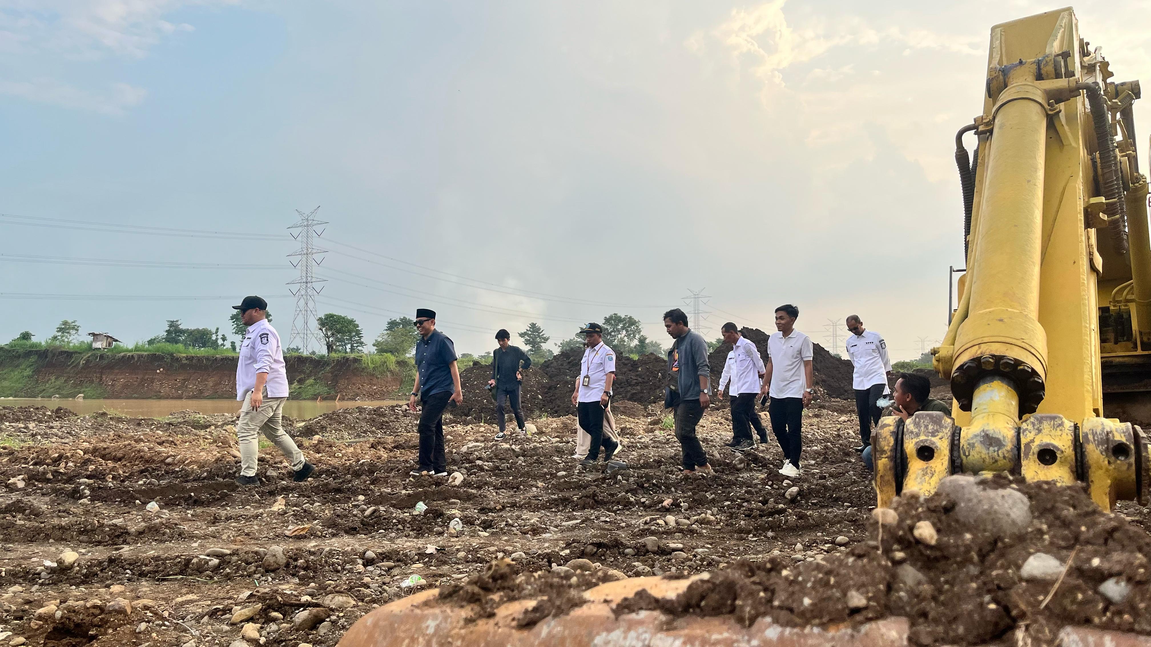 CEK: Anggota Komisi III DPRD Kabupaten Probolinggo saat melakukan pengecekan tambang galian C di desa Klampokan, Kecamatan besuk, Rabu (29/5).