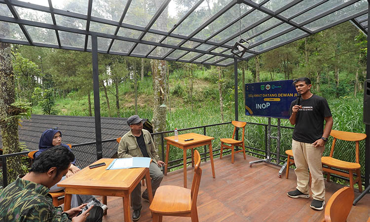 LESTARIKAN ALAM: Sarifudin Lathif selaku inovator BumiBaik Apps saat kunjungan lapangan INOPAMAS.