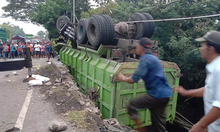MAKAN KORBAN: Kecelakaan di Jalan Malasan yang menewaskan empat nyawa, Selasa (27/5). Ada sejumlah ruas jalan yang rawan laka dan jadi atensi kepolisian.