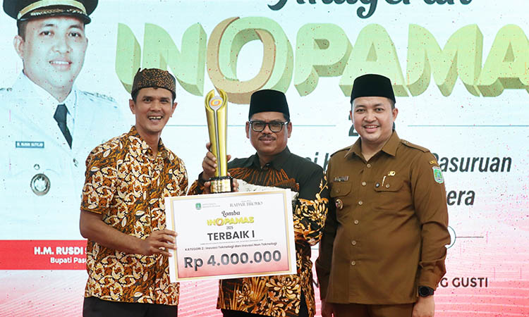 DIGANJAR PENGHARGAAN: Sarifudin &nbsp;ketika menerima trofi INOPAMAS 2025 dari Ketua DPRD Samsul Hidayat bersama Bupati Pasuruan Rusdi Sutejo, Senin (26/5) lalu.