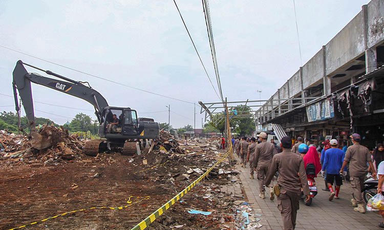 LEBIH BERSIH: Bongkaran lapak PKL di sekitar area Stasiun Pasuruan dan Pasar Besar yang kini Nampak lebih bersih dan tak kumuh. Selasa (27/5) &nbsp;dan hari ini penertib
