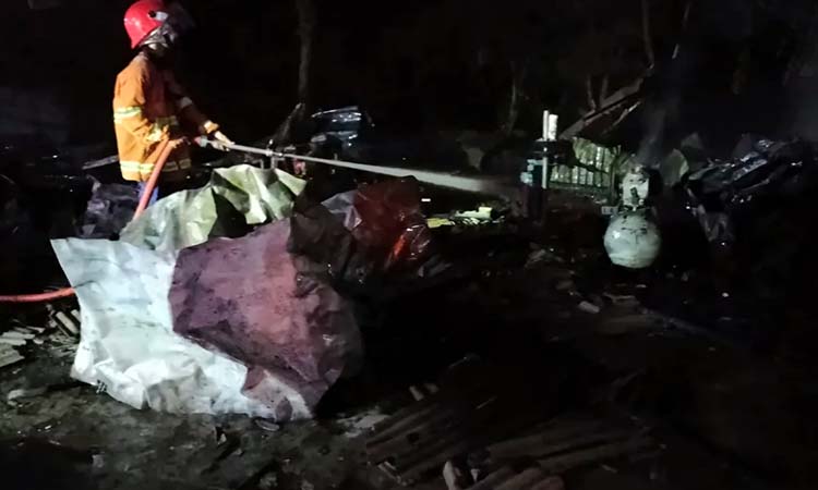 HANGUS: Petugas Damkar Kabupaten Pasuruan memadamkan api yang membakar bengkel milik M. Munir di Kolursari, Kecamatan Bangil, Kabupaten Pasuruan, Rabu (28/5).