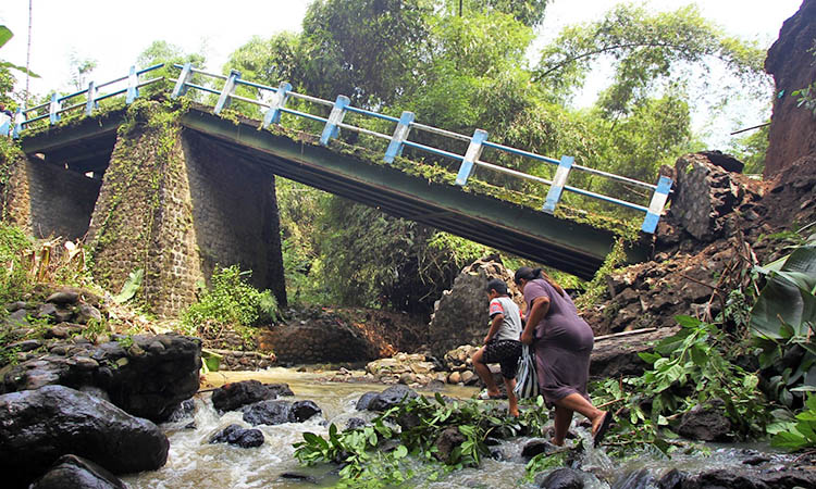 BAKAL DIREHAB: Jembatan di Desa Karangjati Anyar yang ambruk, beberapa waktu lalu. Pemkab Pasuruan mengalokasikan dana hingga Rp 3,5 miliar untuk pembangunan jembatan yang lebih kokoh.