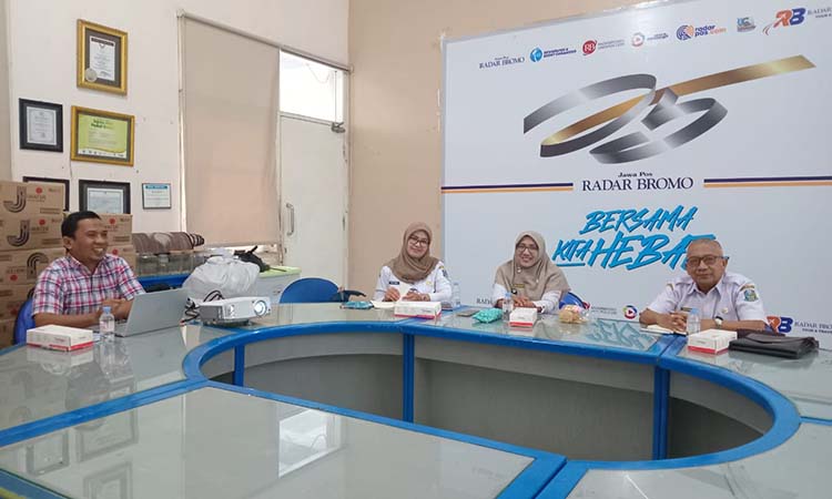 RAKOR JURI : Dewan juri EJIES 2025 melakukan rapat koordinasi persiapan penilaian di kantor Jawa Pos Radar Bromo, Rabu (28/5).