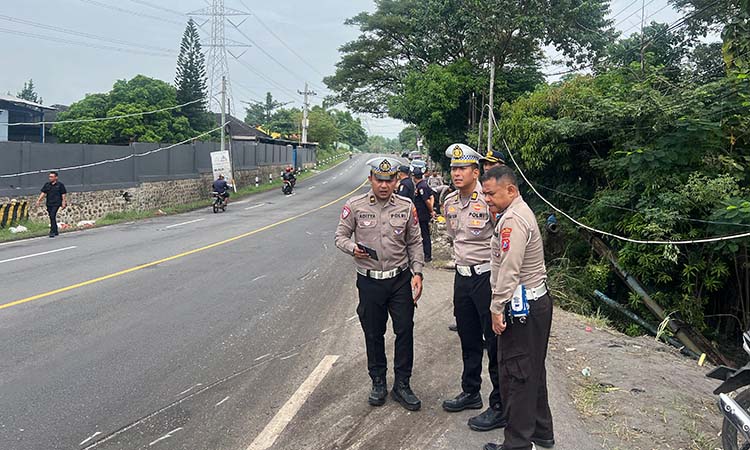 OLAH TKP DIGITAL: Unit Laka Ditlantas Polda Jatim dan tim Unit Trafic Accident Analysis (TAA) melakukan oleh TKP digital di lokasi kecelakaan di Desa Banjarsawah yang menyebabkan 4 orang meninggal.