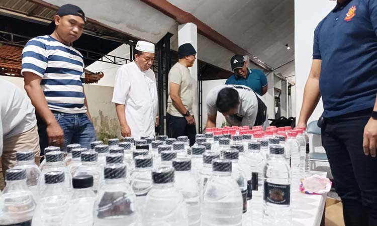 DISITA: Terlihat ratusan BB miras saat diamankan satpol PP di Mako satpol PP Kabupaten Probolinggo. (Agus Faiz Musleh/ Radar Bromo)