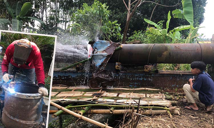 PIPA BOCOR: Kondisi pipa peninggalan Belanda yang bocor. Inset, seorang pekerja Perumdam Bayuangga Probolinggo membuat giboult joint di area sumber air Ronggojalu di Tegalsiwalan.
