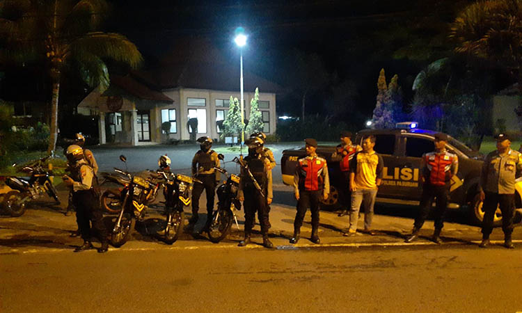 SIAGA: Petugas gabungan saat melakukan patroli malam di wilayah hukum Polres Pasuruan. Langkah ini merupakan antisipasi tindak kejahatan hingga balap liar.