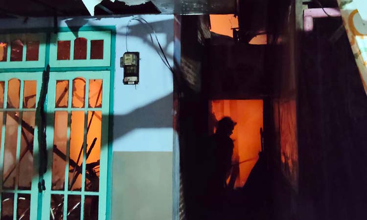 MEMBARA: Kebarakan rumah yang terjadi di Kelurahan Pogar, Kecamatan Bangil, tepatnya belakang Bangkodir. Kebakaran itu memicu kerugian hingga kisaran Rp 250 juta.