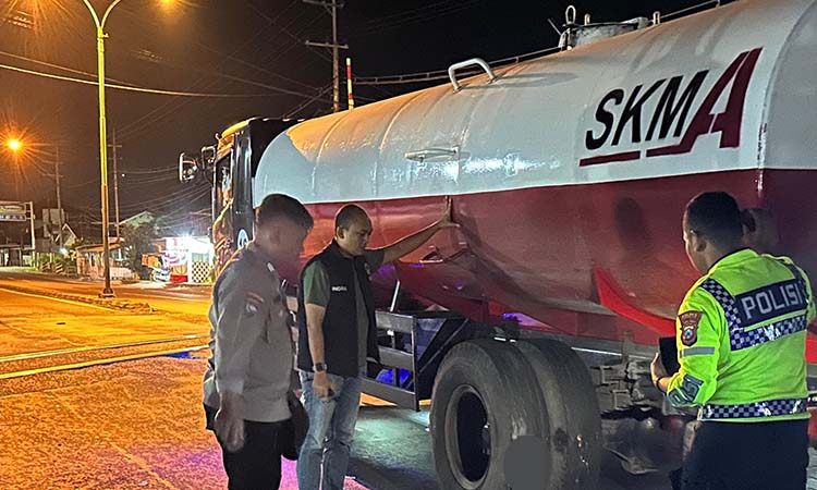 OLAH TKP: Petugas saat melakukan olah TKP kecelakaan maut di dekat perlintasan KA Jalur Surabaya-Malang, Sukorejo, Kabupaten Pasuruan.