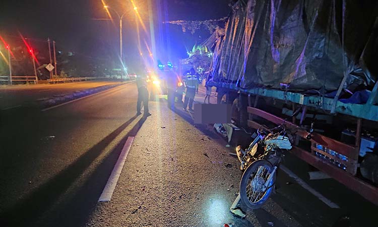 TRAGEDI DINIHARI: Kondisi motor tabrak tronton mogok, pengendara tewas di ruas jalan nasional Surabaya-Malang, Desa/Kecamatan Purwodadi.