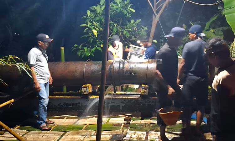 BUTUH 12 JAM: Petugas Perumdam Bayuangga memasang giboult joint pada jaringan pipa JDU yang bergeser di Tegalsiwalan, Kabupaten Probolinggo, Kamis (28/5) malam.