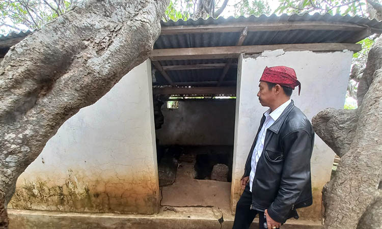 KERAMAT: Kepala Desa Boto, Matraji di lokasi Makam Bujuk Kobung di Desa Boto, Kecamatan Lumbang, Kabupaten Probolinggo.