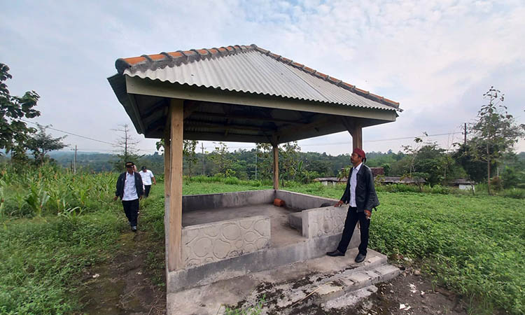 PETILASAN: Perangkat Desa Boto di lokasi Punden Kedumas di Dusun Lorokan, Desa Boto, Kecamatan Lumbang yang diduga menjadi tempat bertapa dan moksanya pembabat alas Desa Boto.