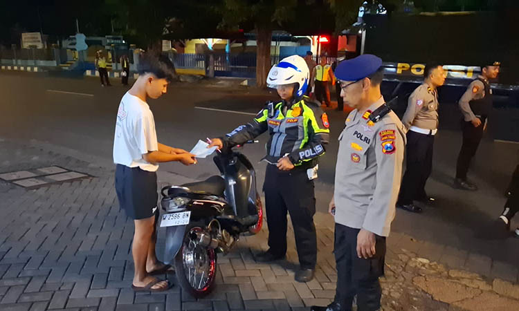 DITILANG: Seorang remaja ditilang petugas, karena diduga terlibat balap liar di Jalan Hayam Wuruk, Kelurahan/Kecamatan Purworejo, Jumat (30/5).