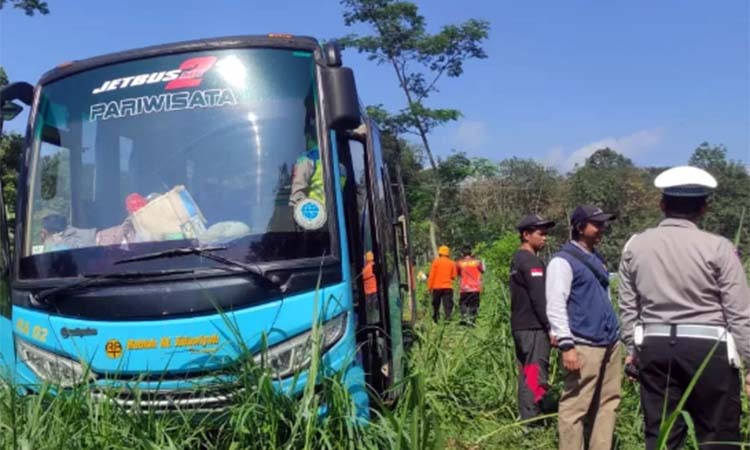 HILANG KENDALI: Bus pariwisata yang membawa 35 penumpang asal Prigen Pasuruan usai mengalami rem blong di jalan Salib Putih yang menurun. (DHINAR SASONGKO/ Radar Semarang)