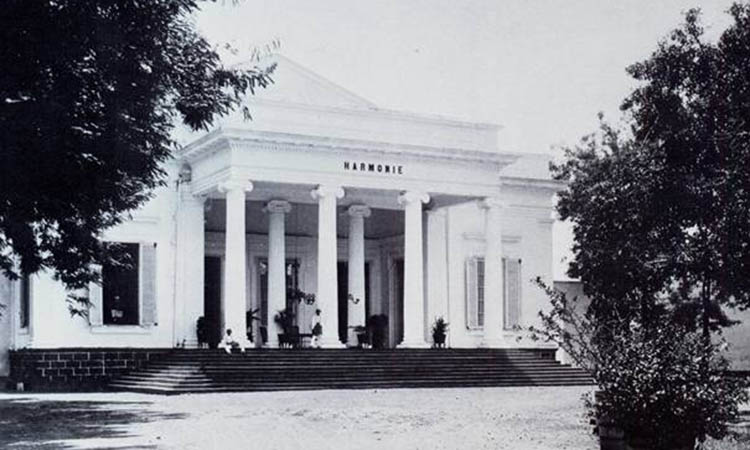 KUNO: Gedung Harmonie Kota Pasuruan yang dahulu jadi Kamp Bersiap.