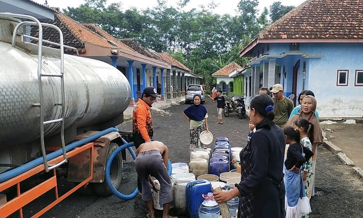 BARU PERTAMA: Personel BPBD menyalurkan air bersih Desa Tulupari, Kecamatan Tiris. Sekitar 6.000 liter air bersih didistribusikan pada Jumat (30/5) dan bantuan tersebut