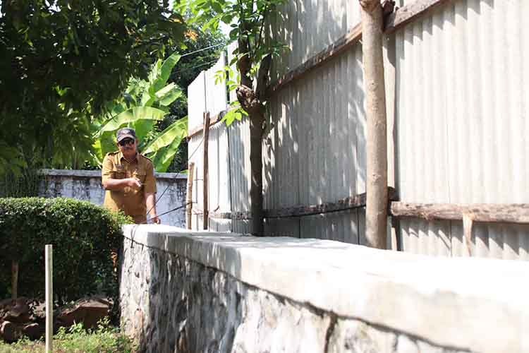 MAKIN AMAN: Kepala Desa Warujinggo Edi Suwarwi mengecek hasil pembangunan TPT di Dusun Krajan RT 09/RW 01. Kini warga tak perlu khawatir kebanjiran.